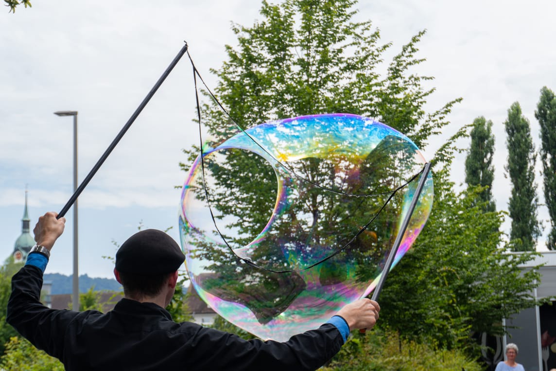 Kunstfertigkeit war gefragt für den regenbogenfarbenen Glitzerzauber.