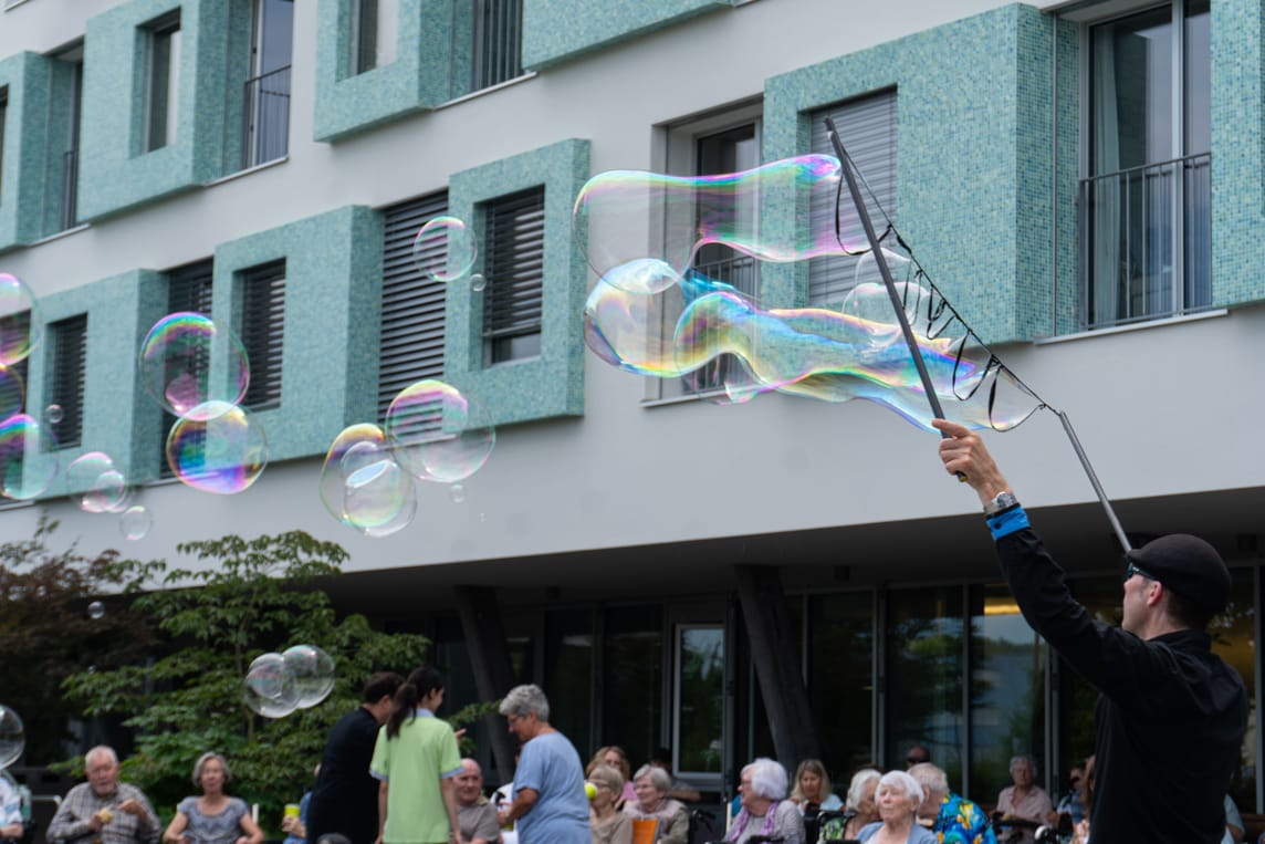 Mit zwei Shows konnten wir 80 Bewohnerinnen und Bewohner, Gäste, Angehörige und KiTa-Kinder erfreuen.